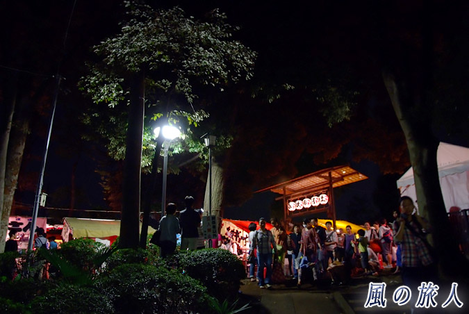 上祖師谷神明神社の秋祭り　屋台が並ぶ参道