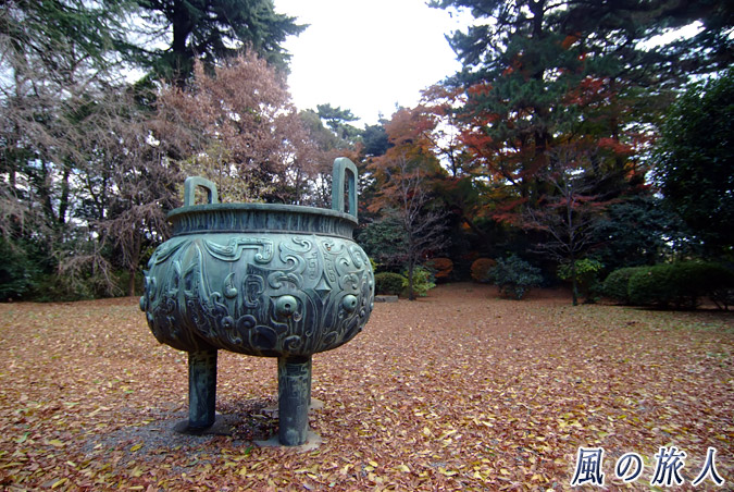 静嘉堂文庫岩崎家玉川廟　廟前の香炉の写真